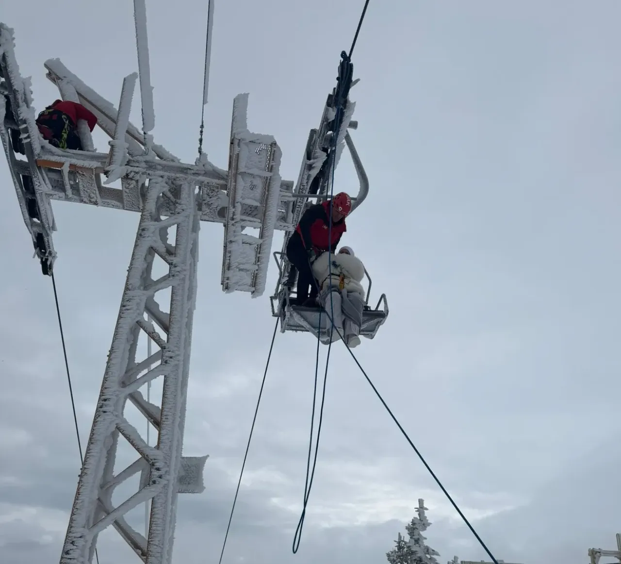 Uludağda korku dolu anlar! Telesiyejde mahsur kalan 40 kişi kurtarıldı