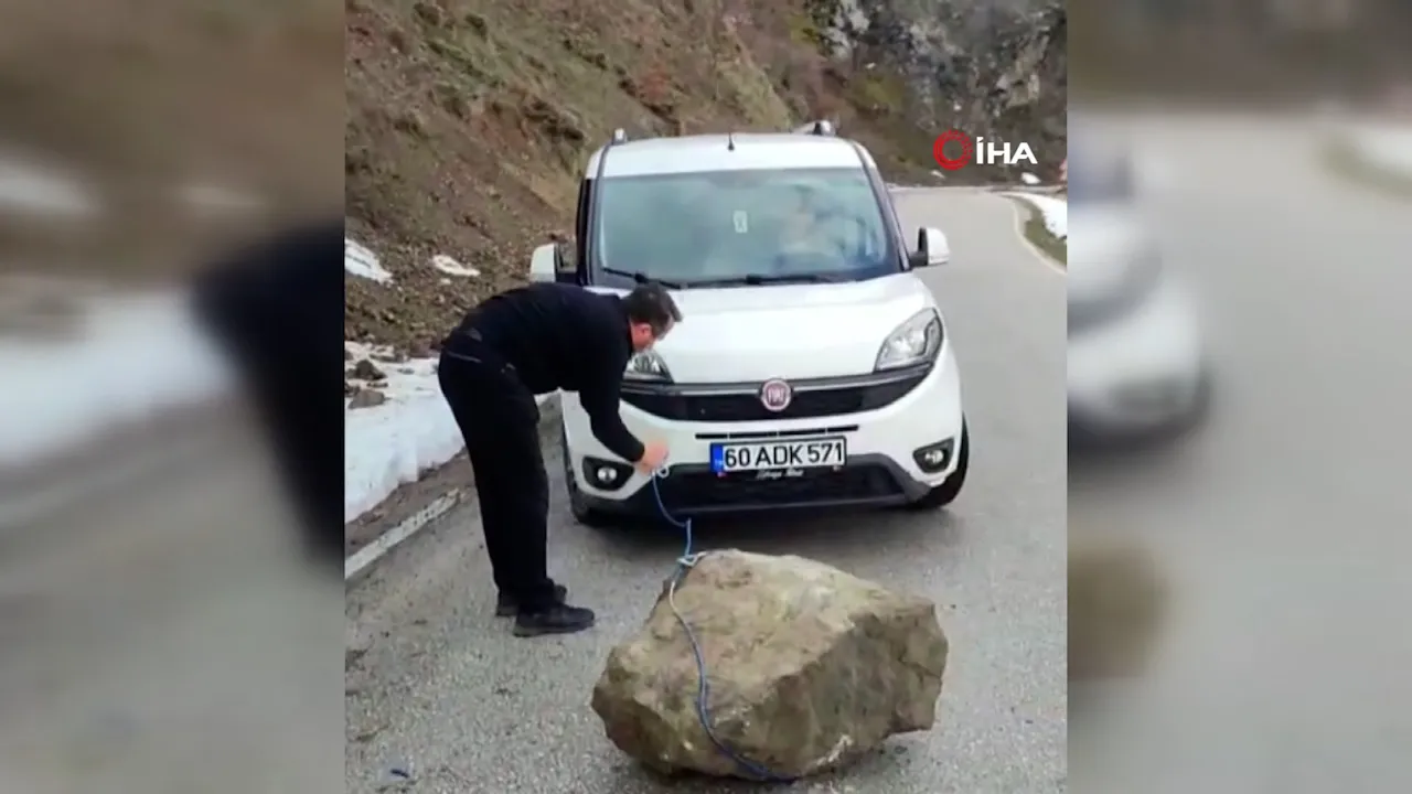 Yola düşen dev kayayı otomobille çektiler! O anlar kamerada