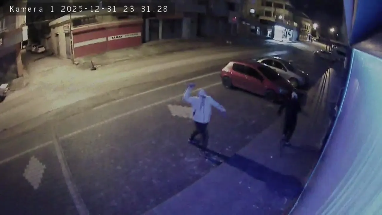 Adanada düğün organizasyon ofisine taşlı saldırı! Altından bir de tehdit çıktı