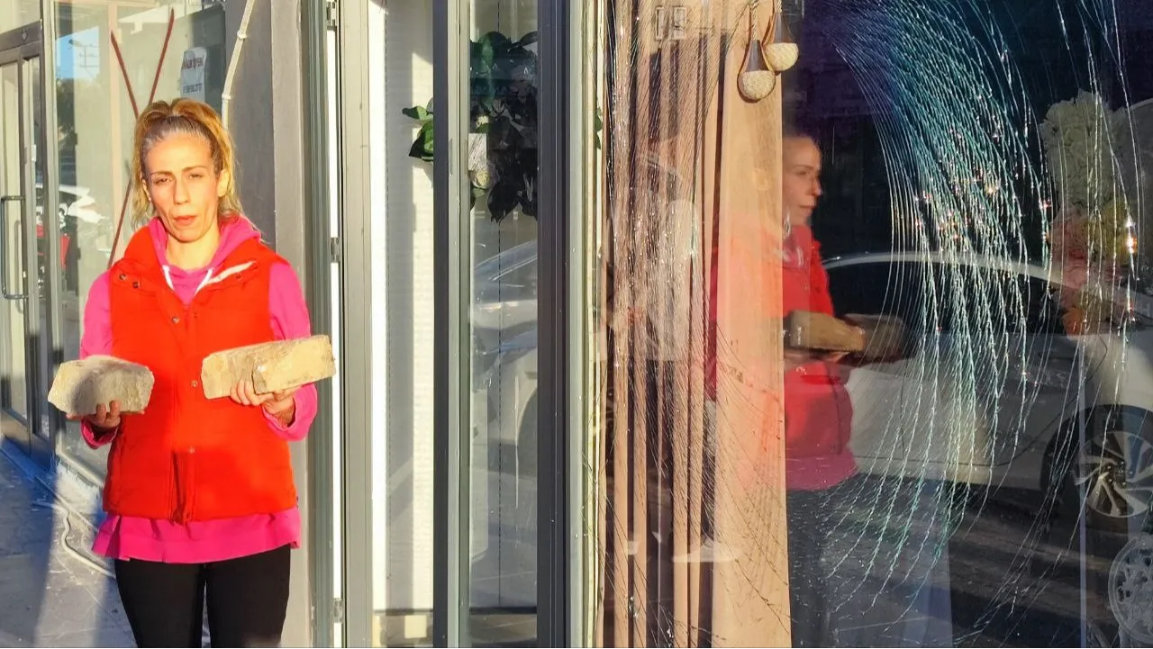 Adanada düğün organizasyon ofisine taşlı saldırı! Altından bir de tehdit çıktı