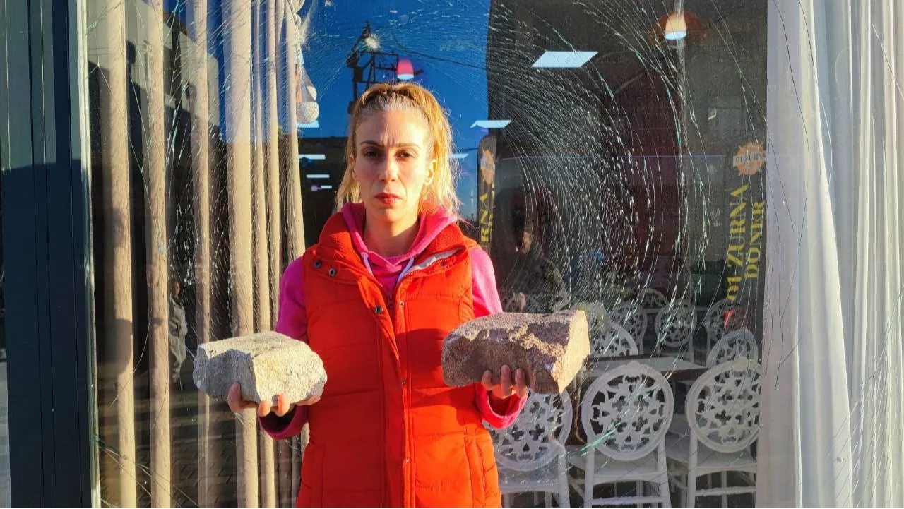 Adanada düğün organizasyon ofisine taşlı saldırı! Altından bir de tehdit çıktı