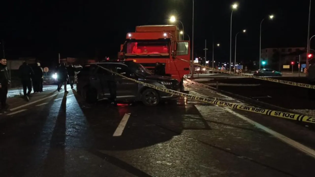 Afyonkarahisar'da tır otomobille çarpıştı, ölü ve yaralılar var