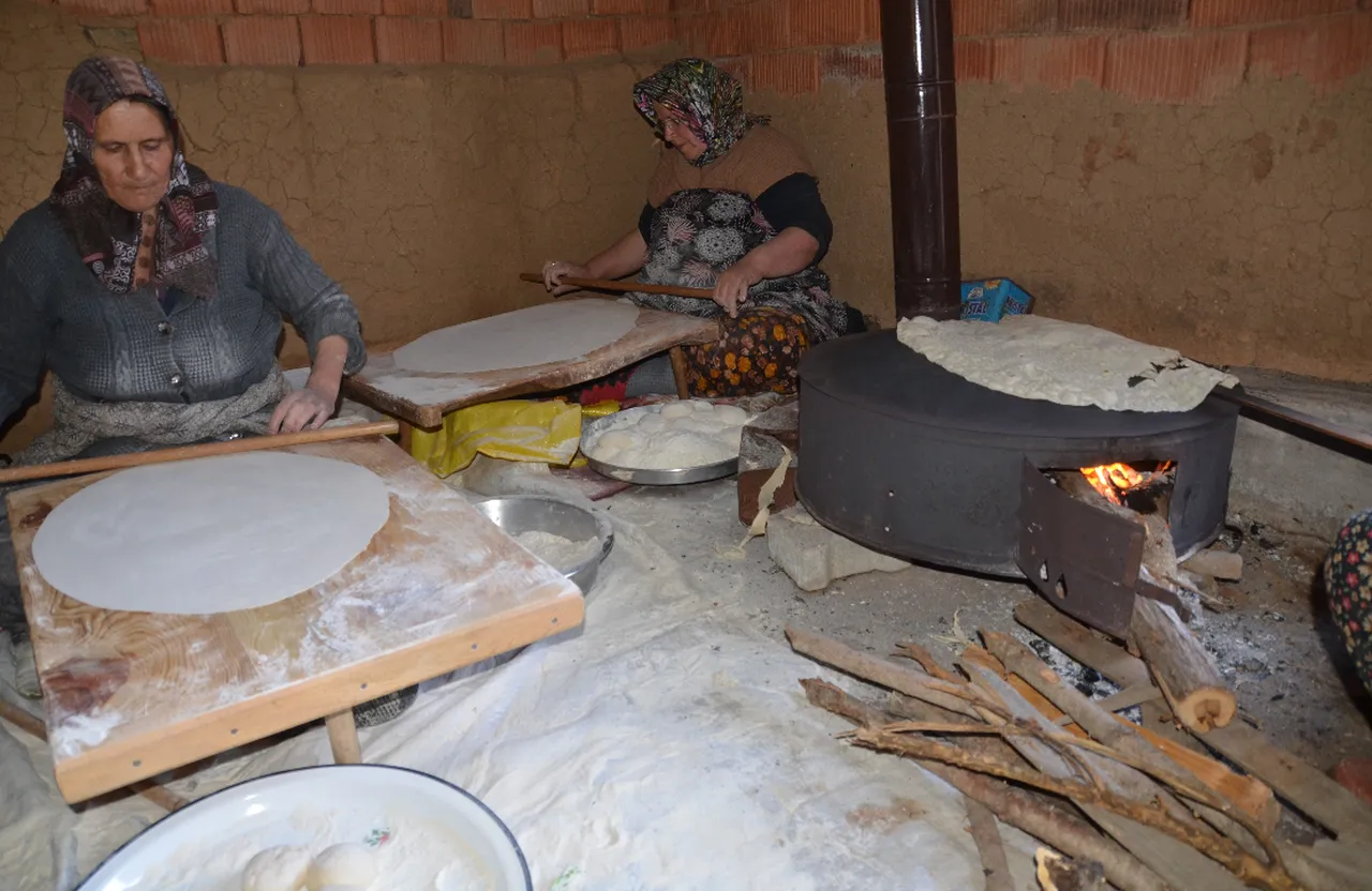 Antalyada gelenek sürdürülüyor: İmece usulü yufka mesaisi