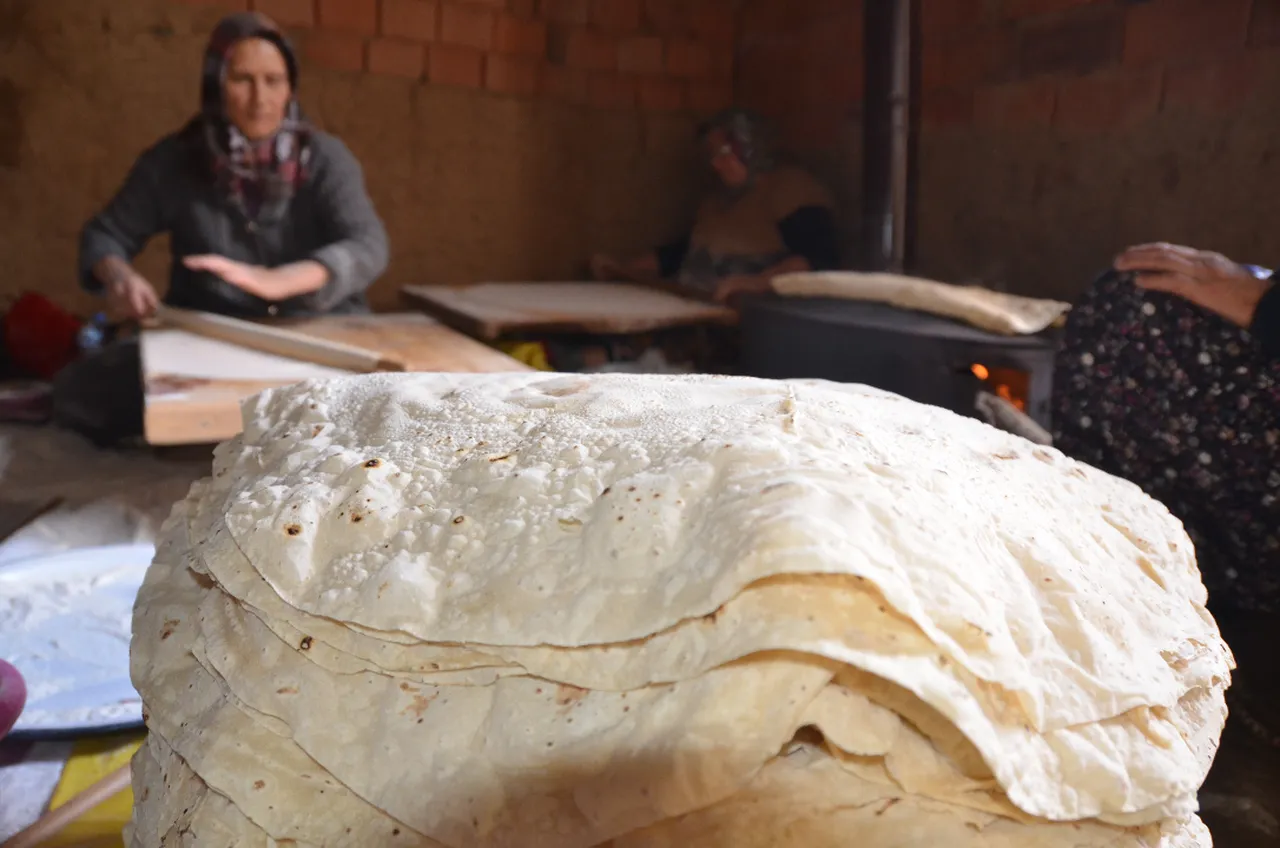 Antalyada gelenek sürdürülüyor: İmece usulü yufka mesaisi