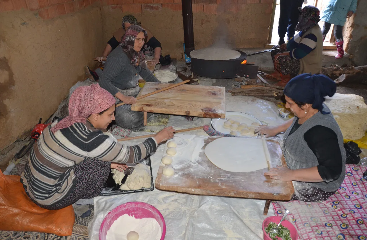Antalyada gelenek sürdürülüyor: İmece usulü yufka mesaisi