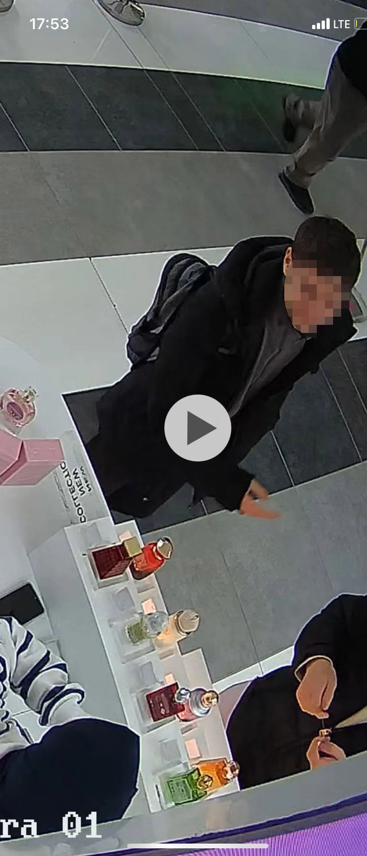 AVM’de parfüm hırsızlığı! Biri oyaladı biri çaldı