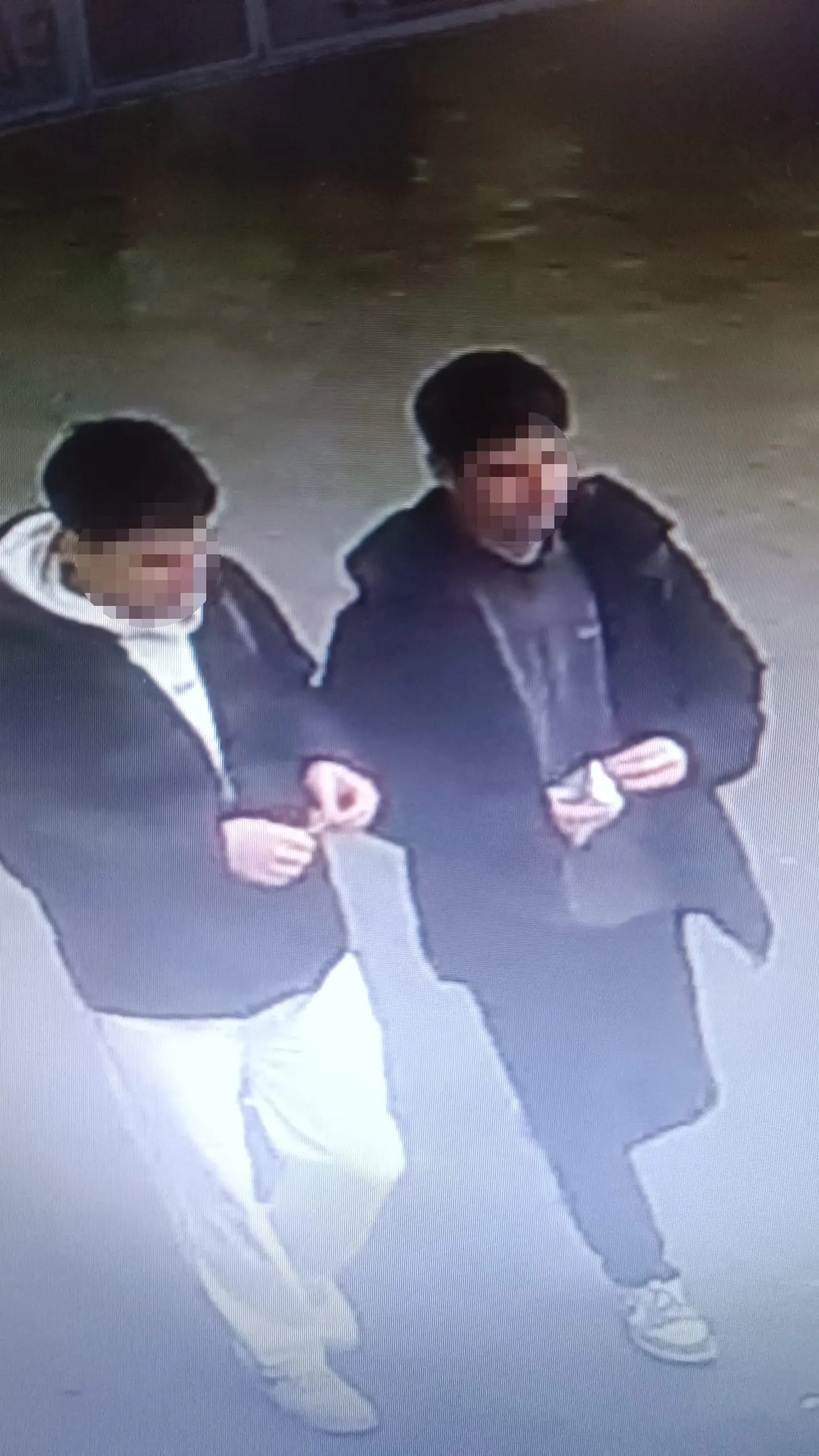 AVM’de parfüm hırsızlığı! Biri oyaladı biri çaldı