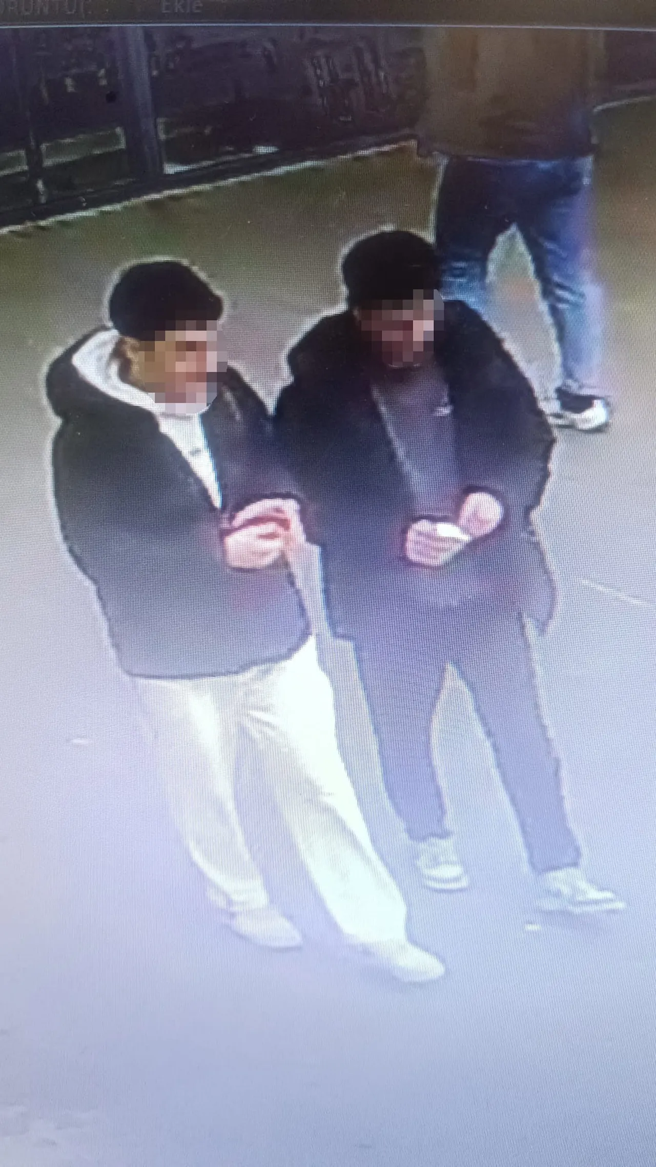 AVM’de parfüm hırsızlığı! Biri oyaladı biri çaldı