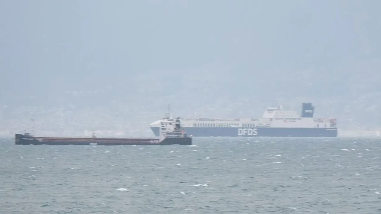 Balıkesir'de yük gemileri şiddetli fırtına nedeniyle Edremit Körfezi'ne sığındı