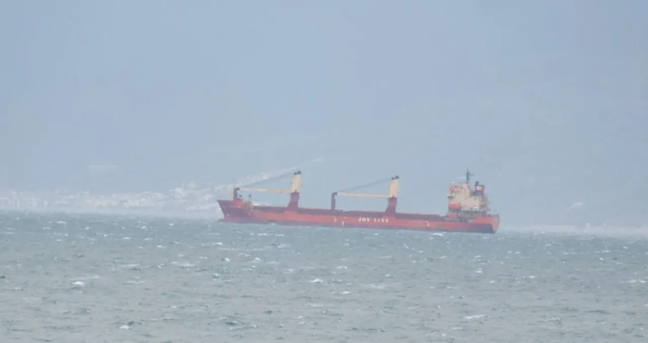 Balıkesirde yük gemileri şiddetli fırtına nedeniyle Edremit Körfezine sığındı