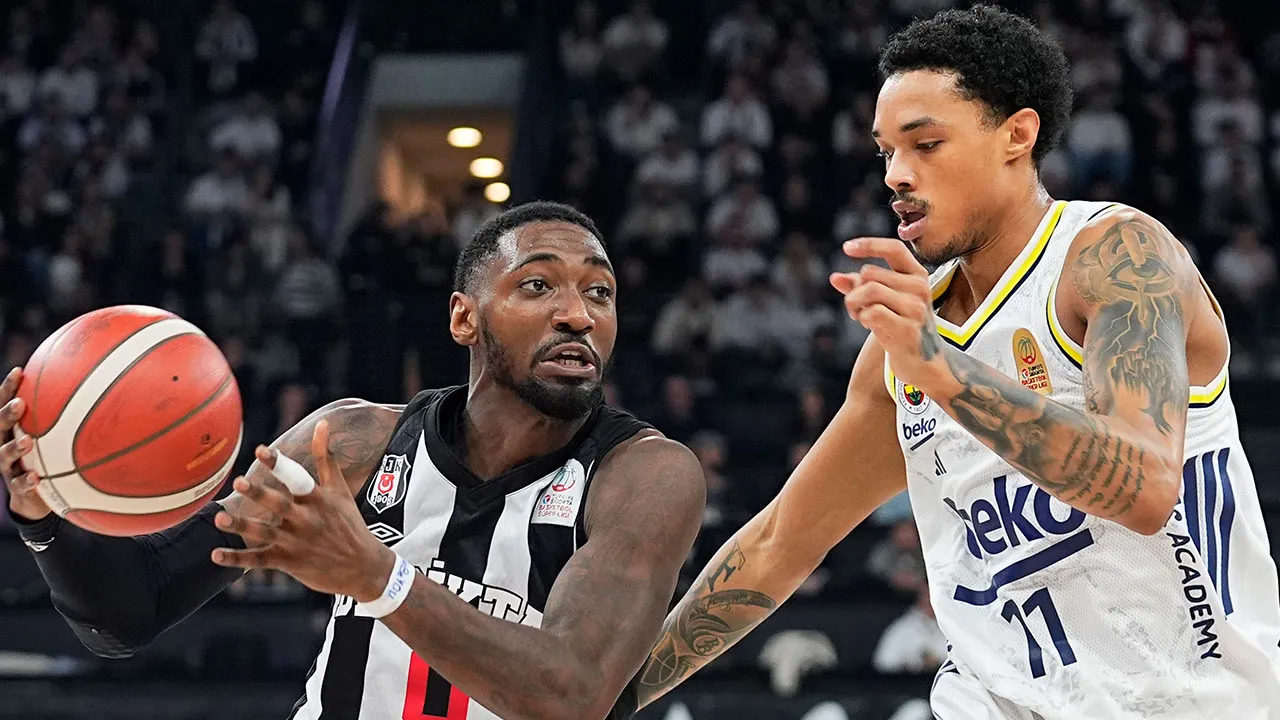 Beşiktaş - Fenerbahçe derbisinde olay: Hakemler soyunma odasına gitti