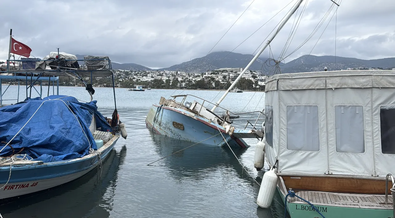 Bodrumda bir tekne kuvvetli rüzgar nedeniyle yan yattı