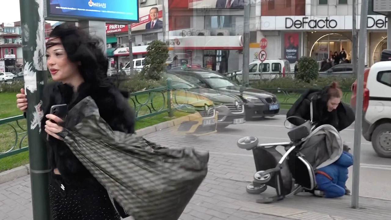 Bursa’da lodos alarmı! Bebek arabası böyle savruldu