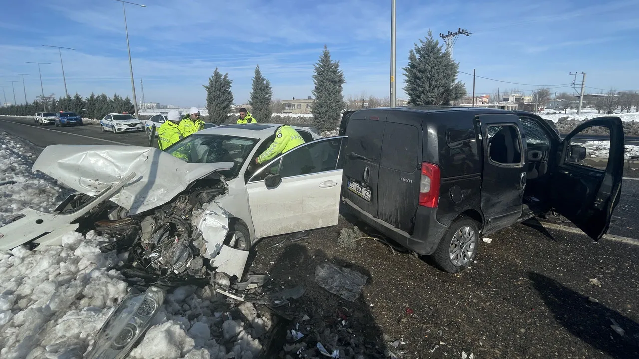 Diyarbakır'da iki araç kafa kafaya çarpıştı: 12 kişi yaralandı