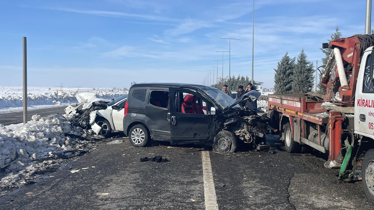 Diyarbakır'da otomobiller çarpıştı! 12 kişi yaralandı 