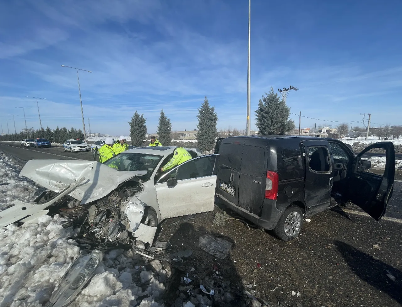 Diyarbakırda otomobiller çarpıştı! 12 kişi yaralandı