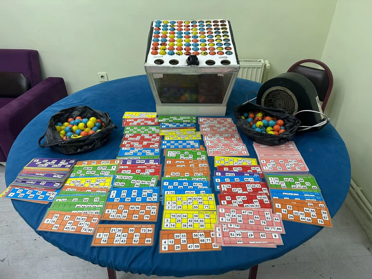 Eskişehirde gizli kumarhaneye film gibi baskın! Kaçarken bile kumar makinesini bırakmadılar