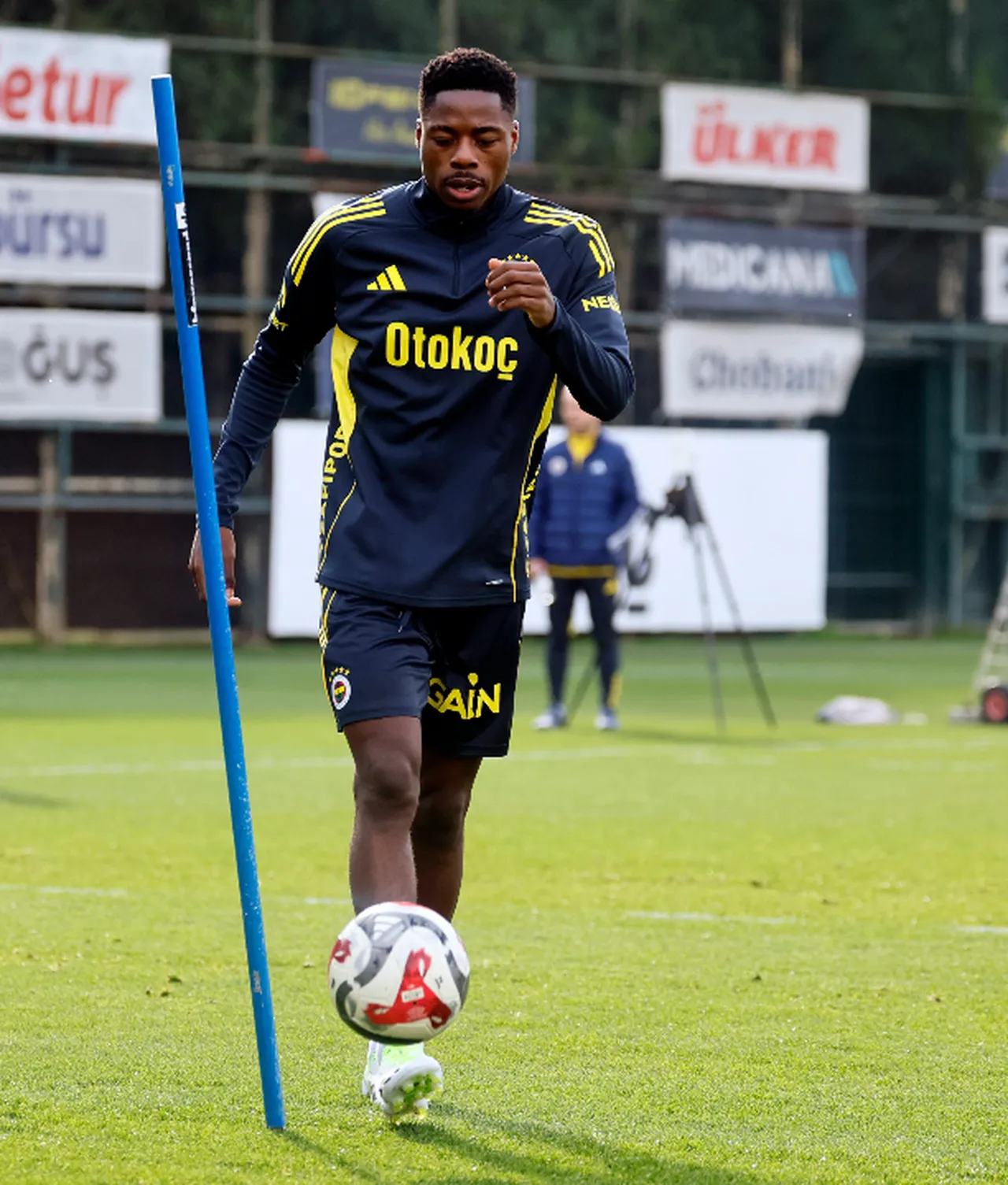 Fenerbahçe’de yeni transfer sahaya indi! Musaba ilk antrenmanına çıktı