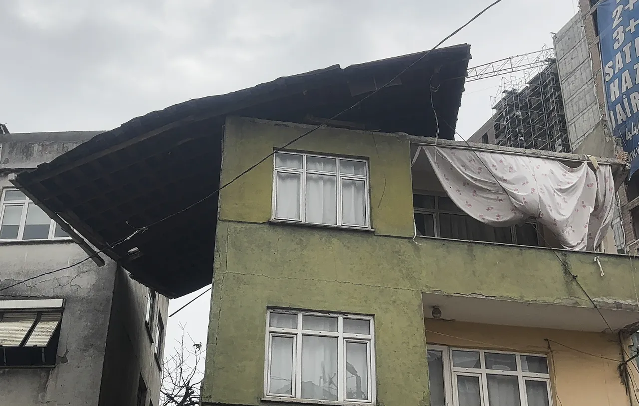 İstanbul lodosa teslim! Çatılar uçtu, araçlar zarar gördü