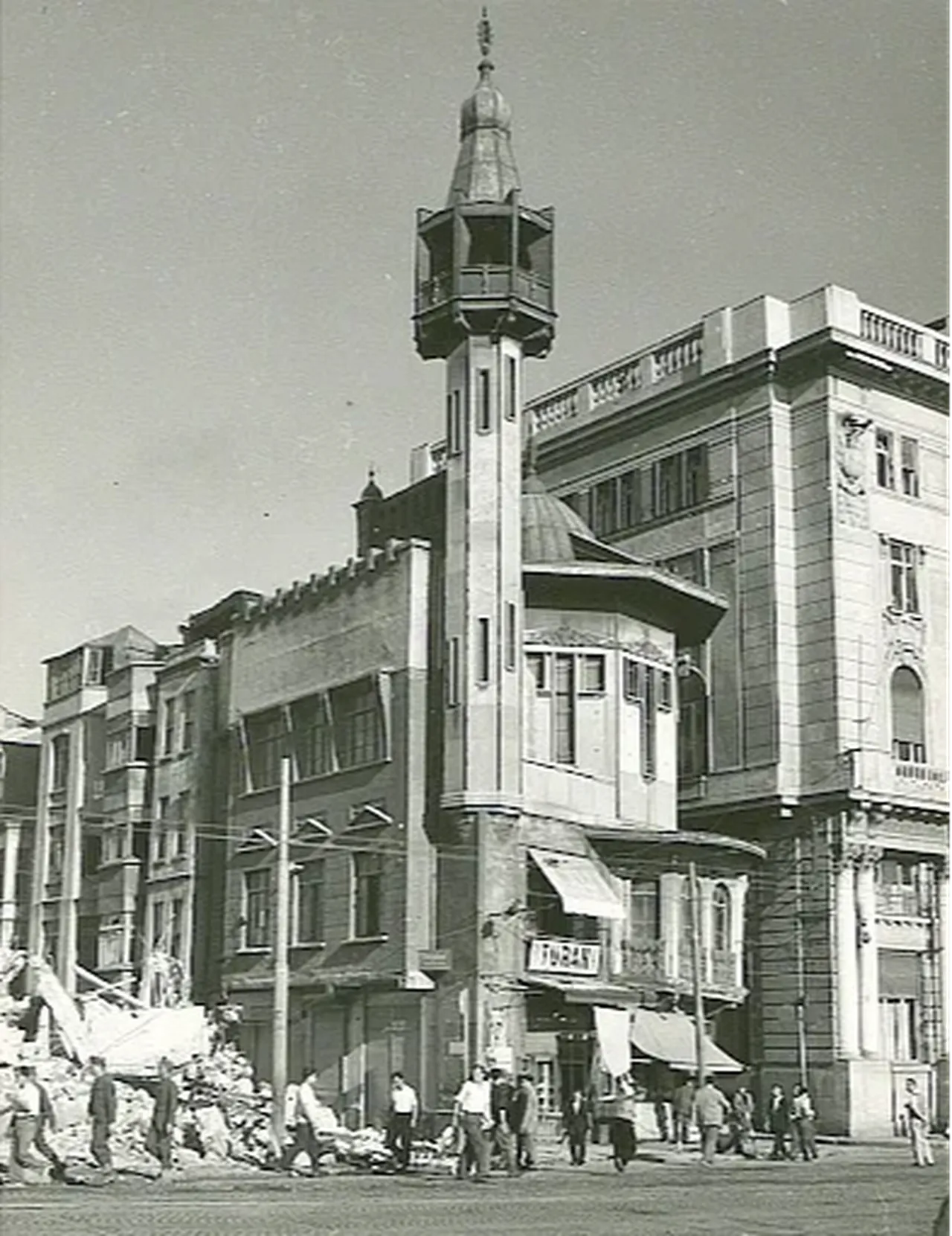 1903 yılında ünlü İtalyan mimar Raimondo D’Aronco tarafından yenilenen Merzifonlu Kara Mustafa Paşa Camii, 1958 yılında ise istimlak sırasında tescilli olmadığı için yıktırılmıştı.