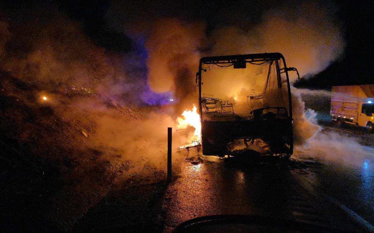 Otoyolda korku dolu anlar! Pozantıda 39 yolculu otobüs alev alev yandı