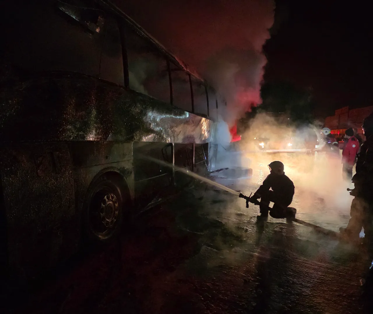 Otoyolda korku dolu anlar! Pozantıda 39 yolculu otobüs alev alev yandı