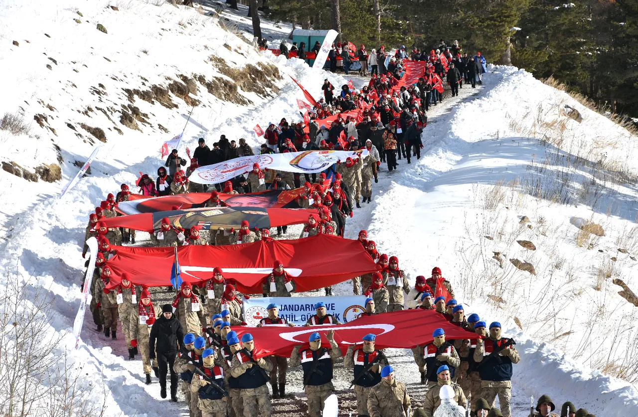 Sarıkamış Harekatı'nın 111. yılında duygulandıran vefa! Yüzlerce kişi şehitler için yürüdü 
