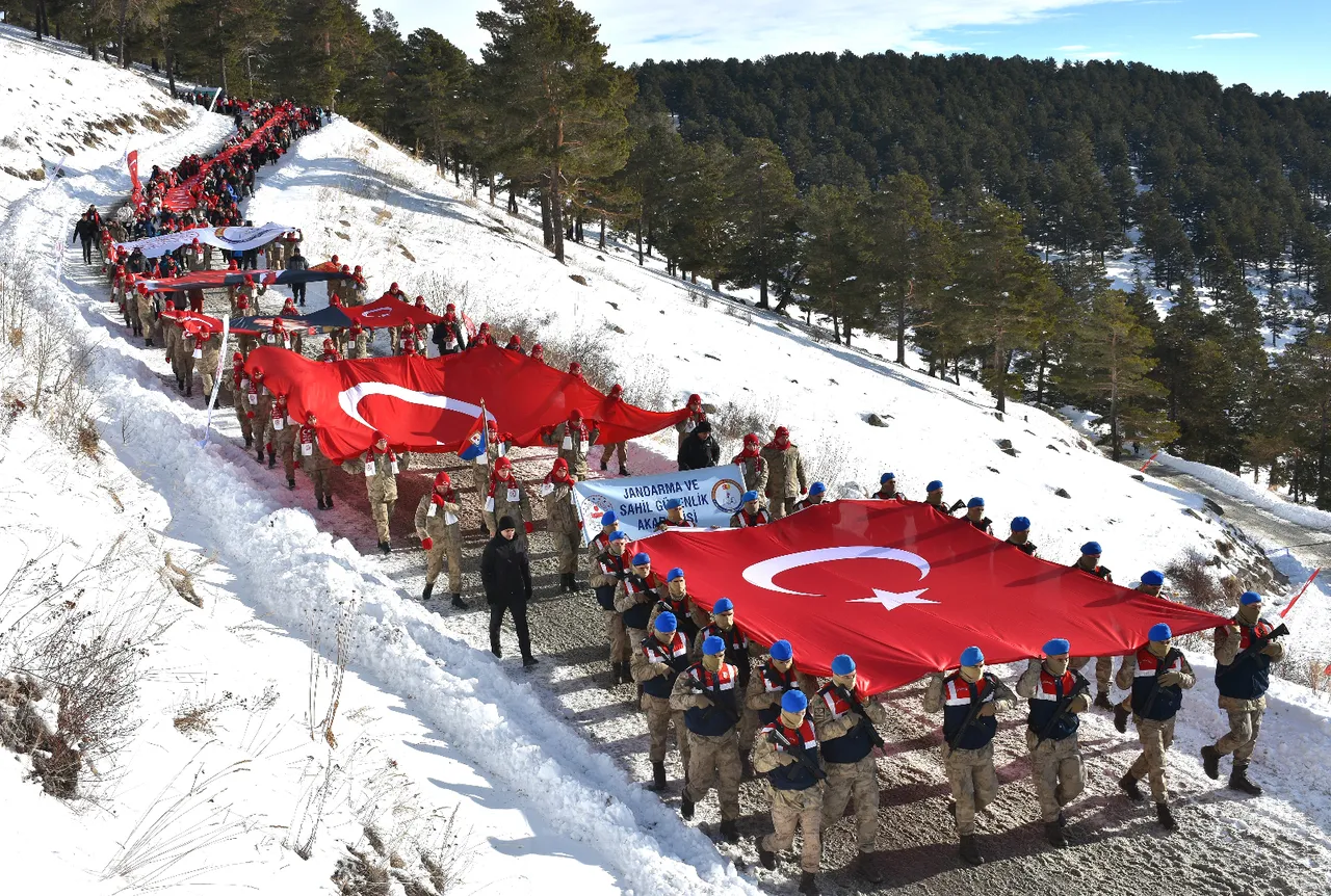 Sarıkamış Harekatı'nın 111. yılında duygulandıran vefa! Yüzlerce kişi şehitler için yürüdü 