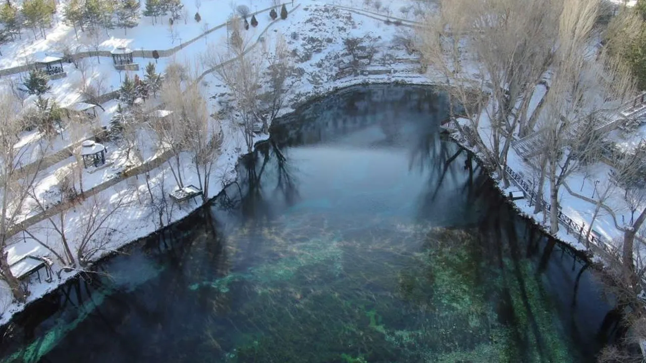 Sibirya soğuklarının vurduğu Sivas'ta bir tek Gökpınar Gölü donmadı