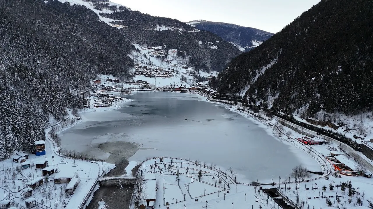 Uzungöl buz tuttu: Eksi 7 derecede kartpostallık manzaralar ortaya çıktı