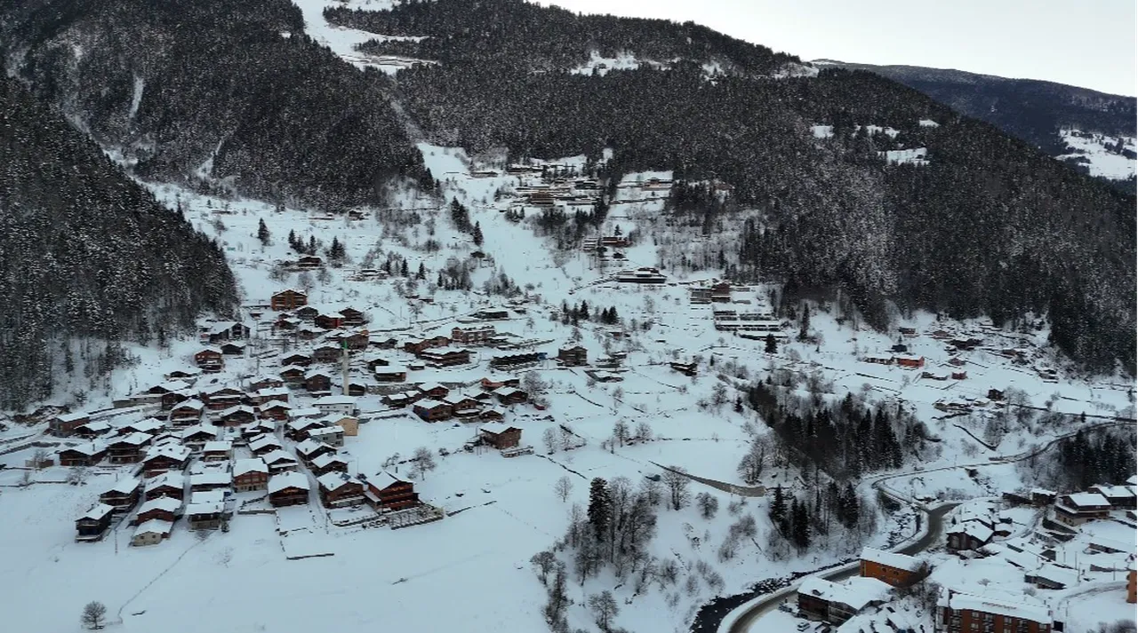 Uzungöl buz tuttu: Eksi 7 derecede kartpostallık manzaralar ortaya çıktı