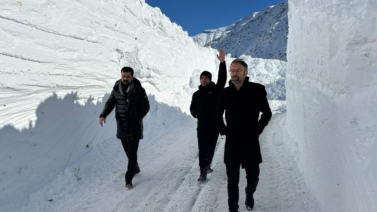 Van'da kar kalınlığı 8 metreye ulaştı! 4 gündür yollar kapalı, hayat durdu