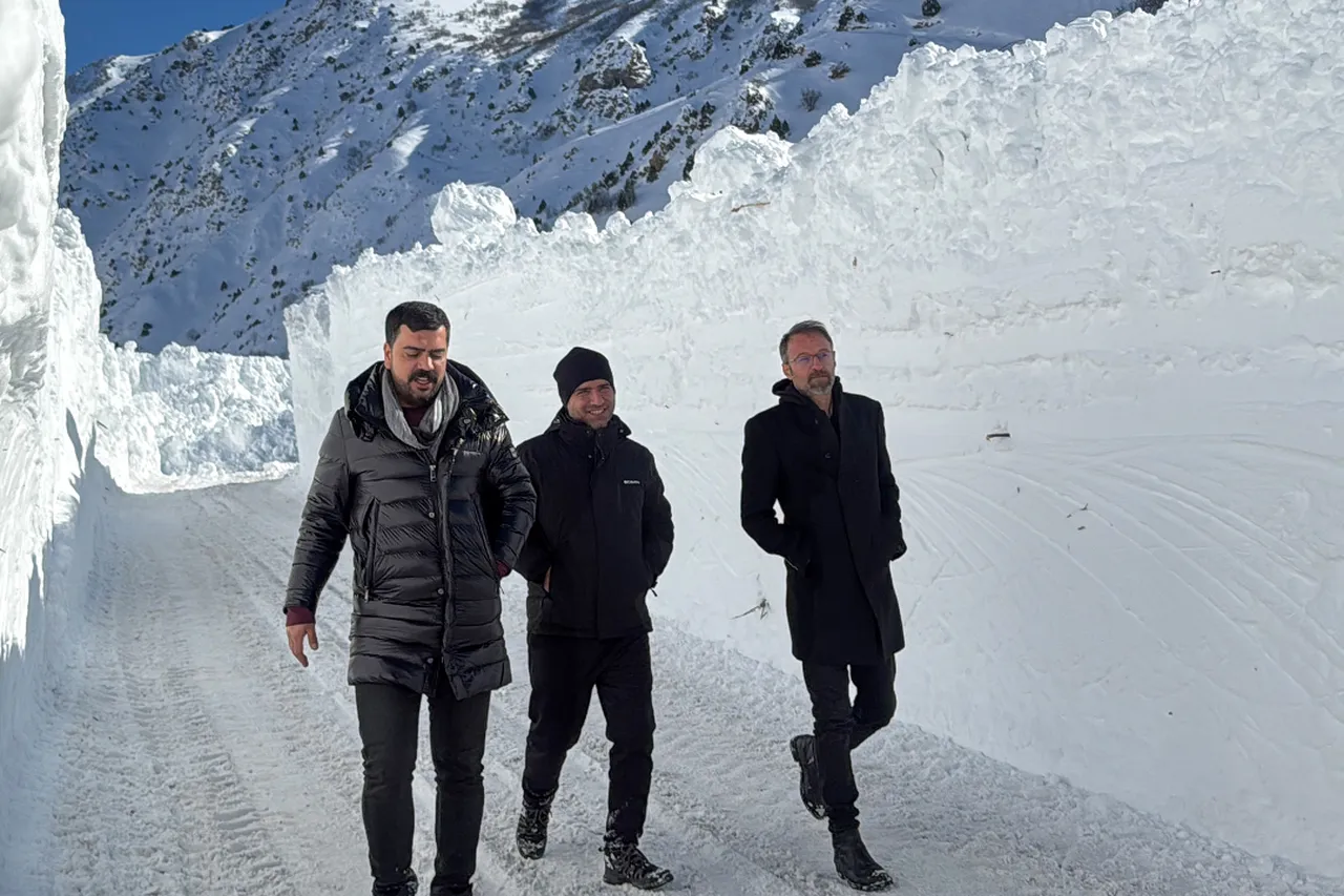 Vanda kar kalınlığı 8 metreye ulaştı! 4 gündür yollar kapalı, hayat durdu