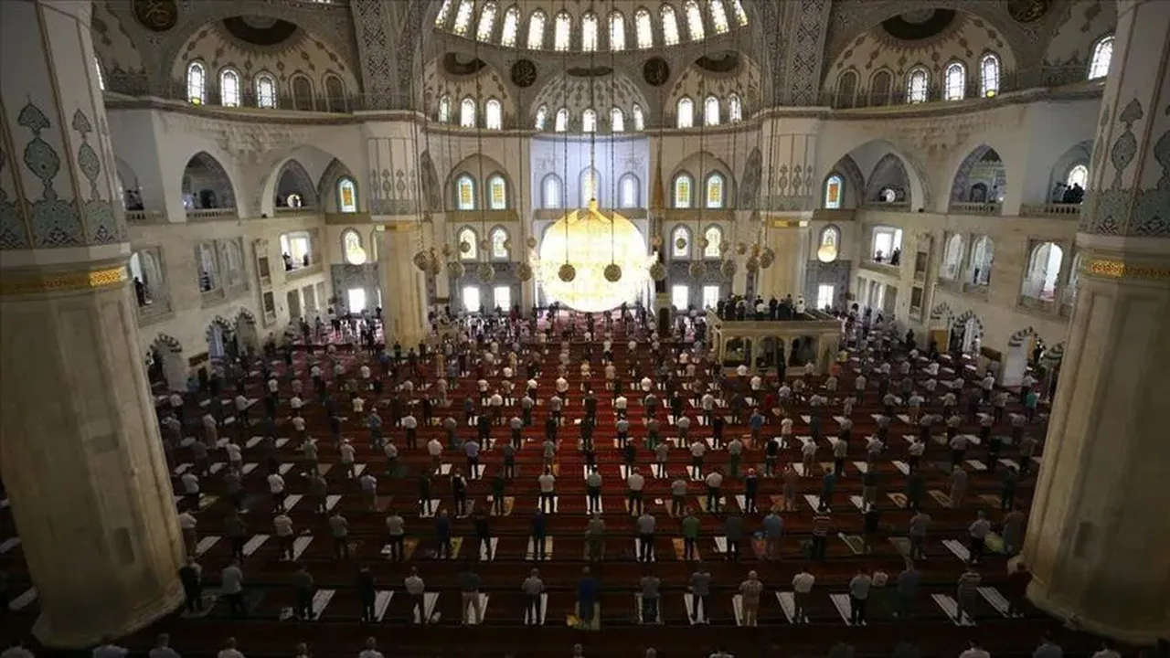 Akşam ezanı ne zaman okunuyor? 5 Ocak 2026 İstanbul, izmir, Ankara il il akşam namaz saatleri belli oldu