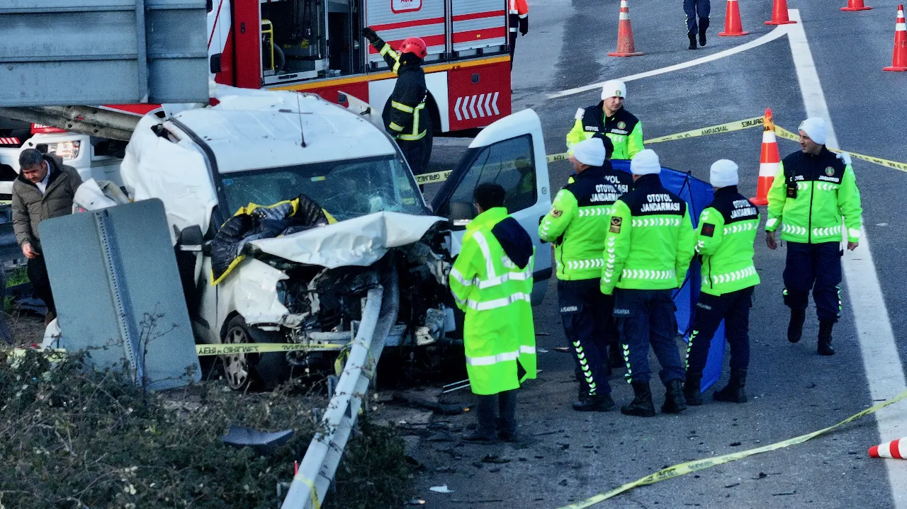 Anadolu Otoyolu’nda feci kaza! Bariyerlere ok gibi saplandı: 2 ölü
