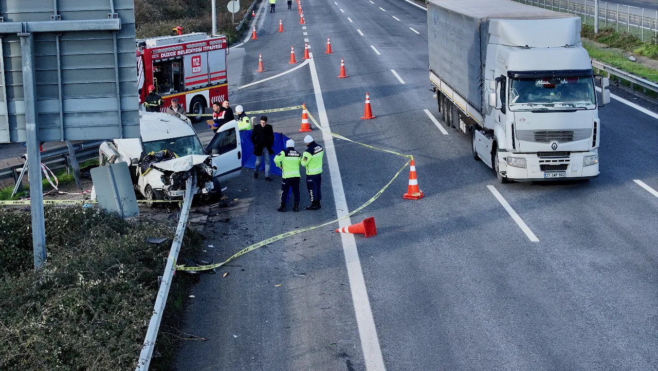 Anadolu Otoyolu’nda feci kaza! Bariyerlere ok gibi saplandı: 2 ölü