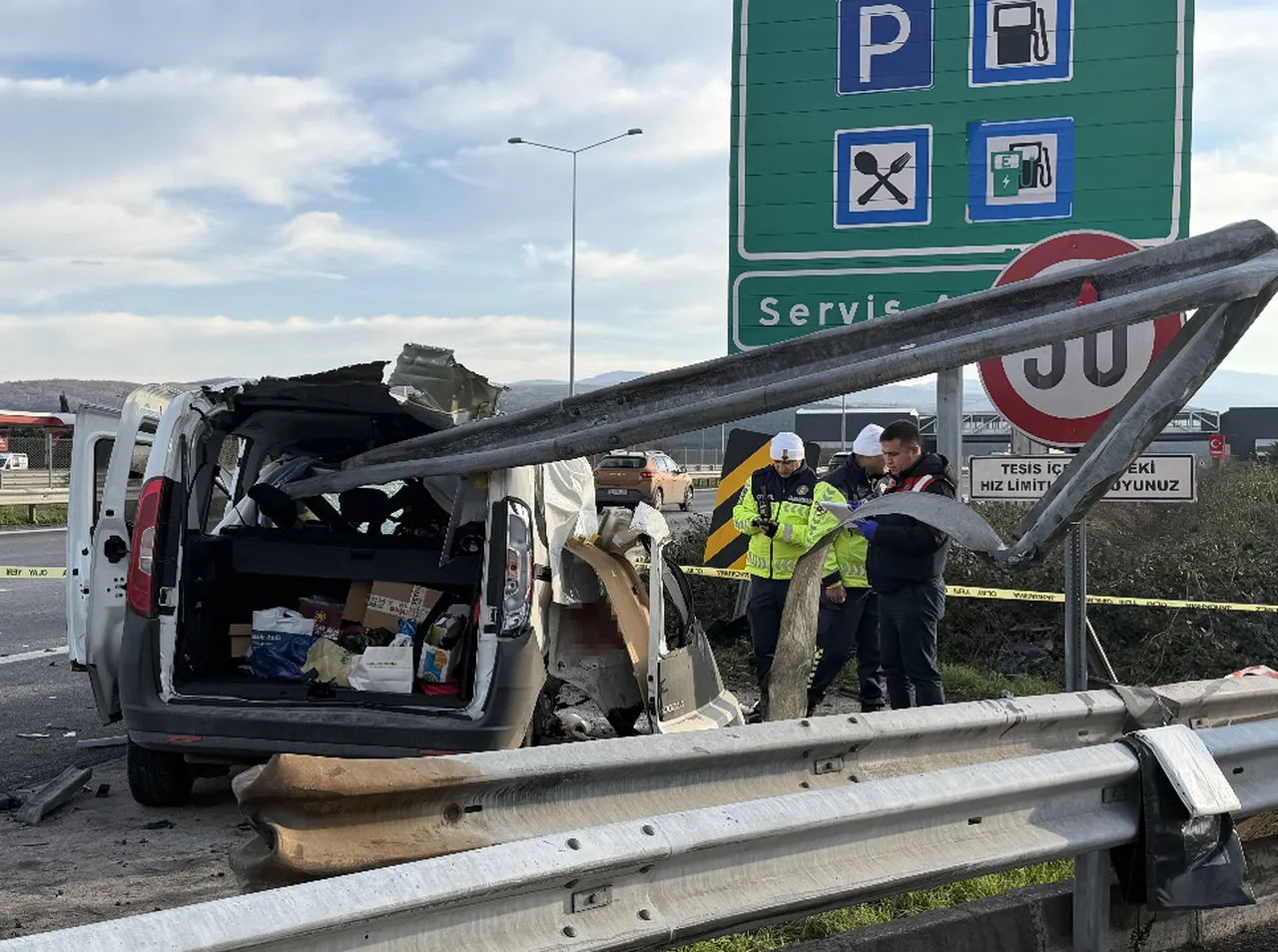 Anadolu Otoyolu’nda feci kaza! Bariyerlere ok gibi saplandı: 2 ölü