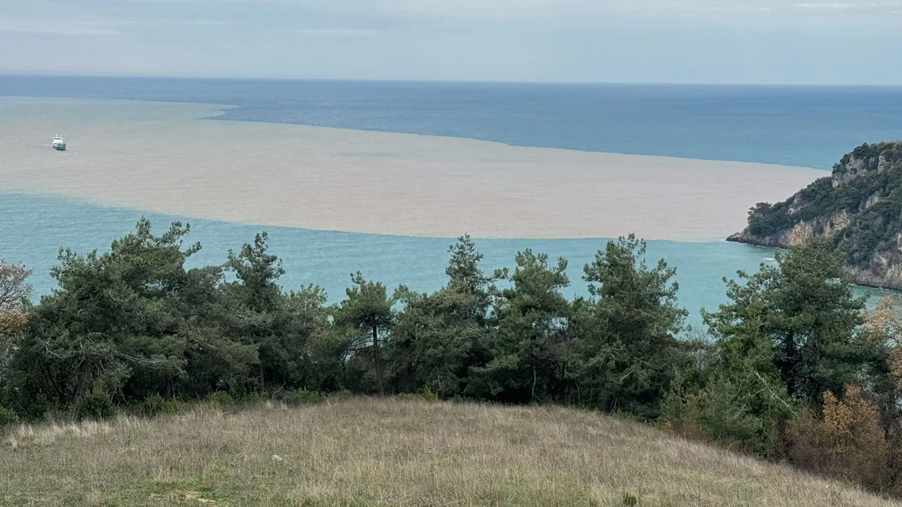 Sağanak sonrası ilginç görüntü: Deniz kahverengiye büründü