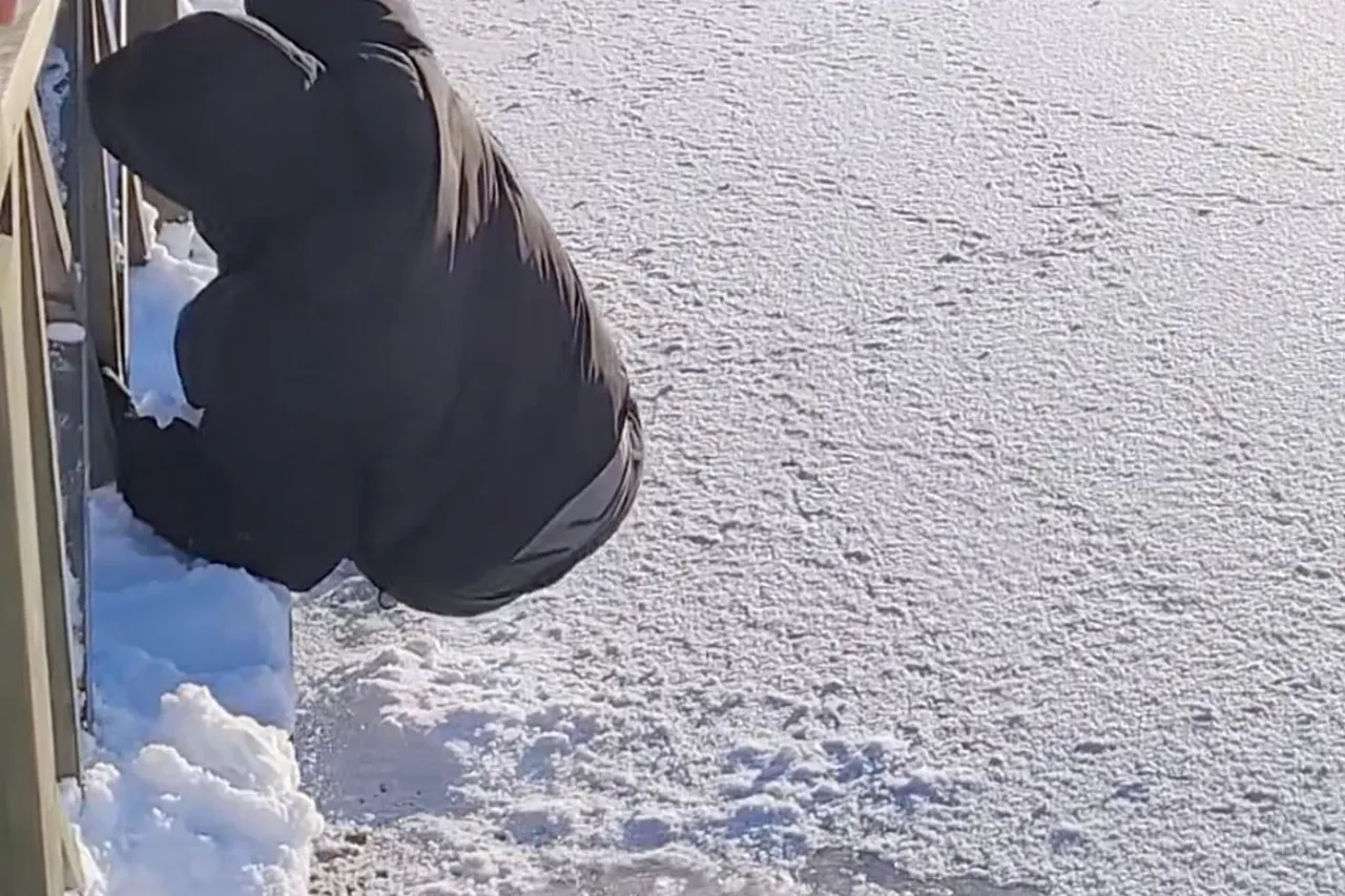Bolu'da donmuş göl üzerinde tehlikeli oyun! Buz tabakası kırılınca korkuluklara böyle asılı kaldı