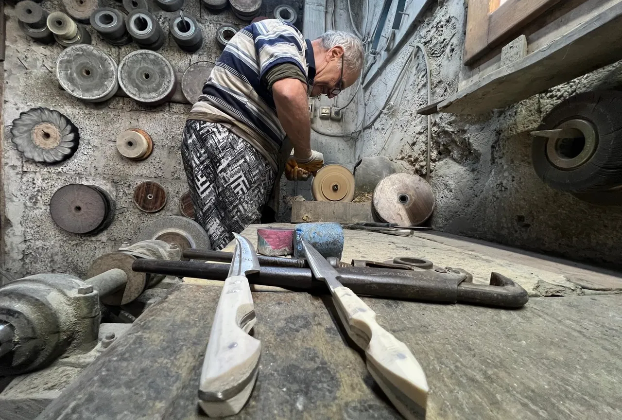 Bu mesleği yapan 2 kişi kaldı! 72 yıl önce başladı, günde 6 bin TL kazanıyor 