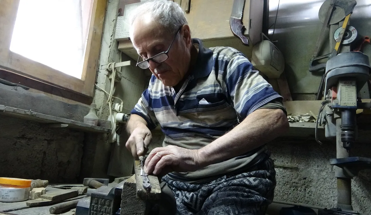 Bu mesleği yapan 2 kişi kaldı! 72 yıl önce başladı, günde 6 bin TL kazanıyor 