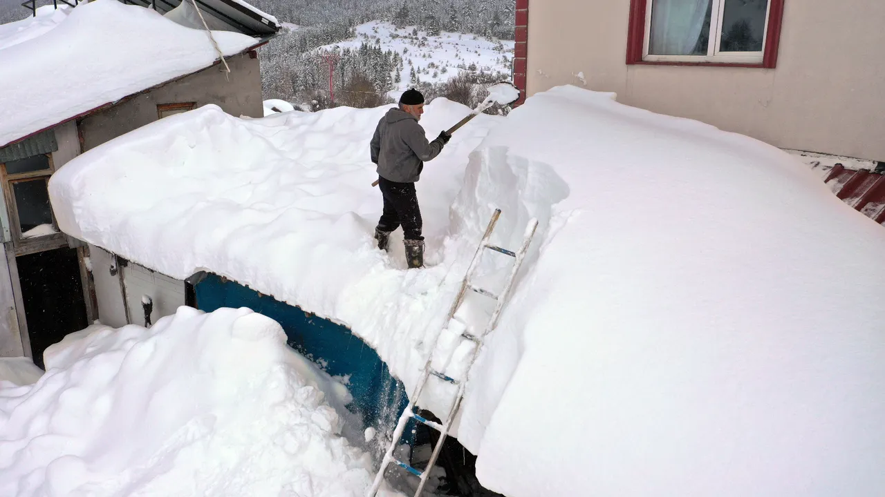 Burası Sibirya değil Türkiye! 2 metrelik karda ne var ne yoksa kayboldu