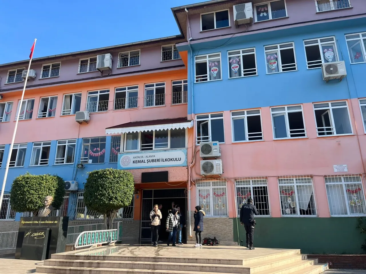 İlkokulda korku dolu anlar! Yangın çıktı, yüzlerce öğrenci ölümden döndü