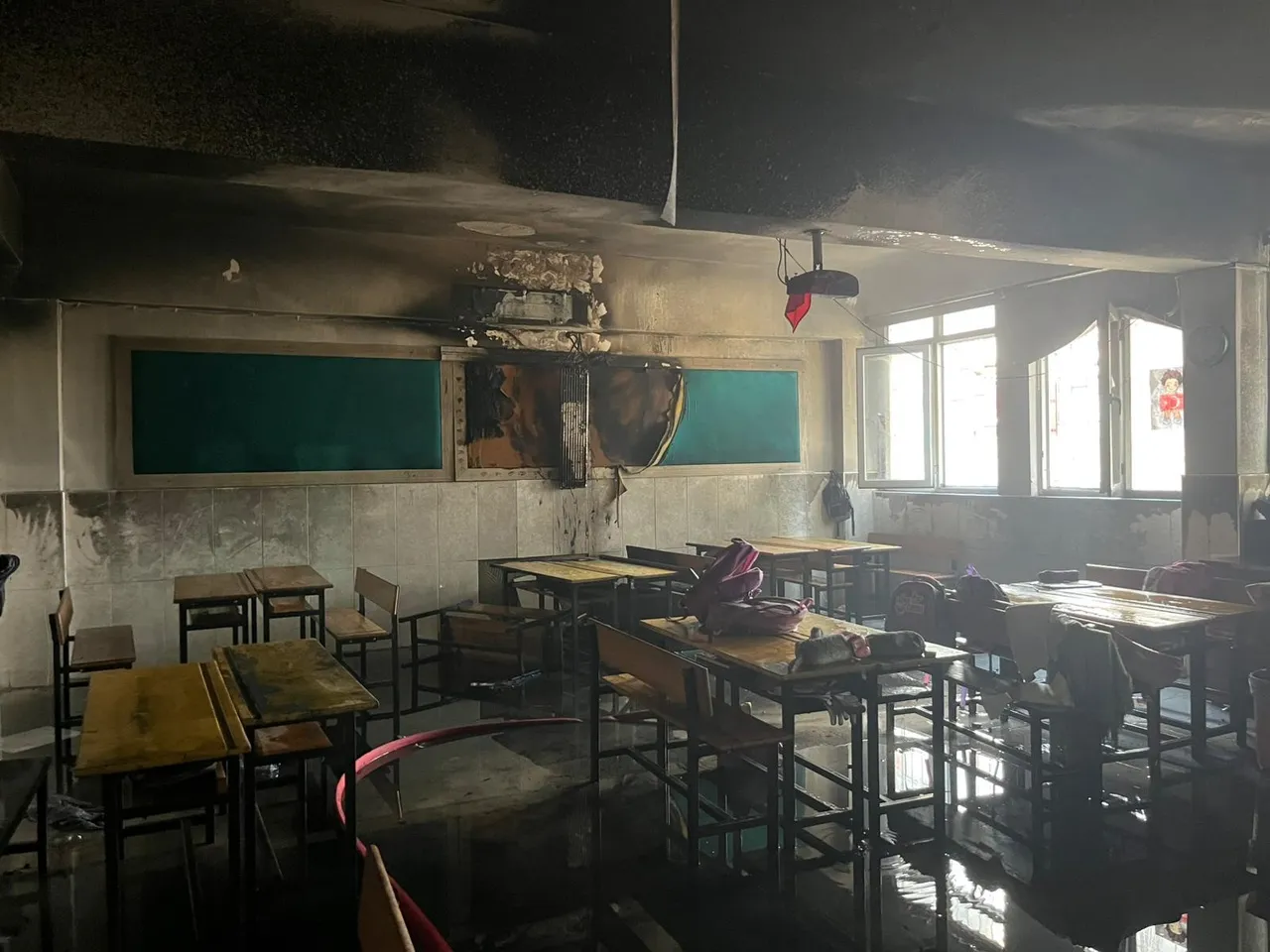 İlkokulda korku dolu anlar! Yangın çıktı, yüzlerce öğrenci ölümden döndü