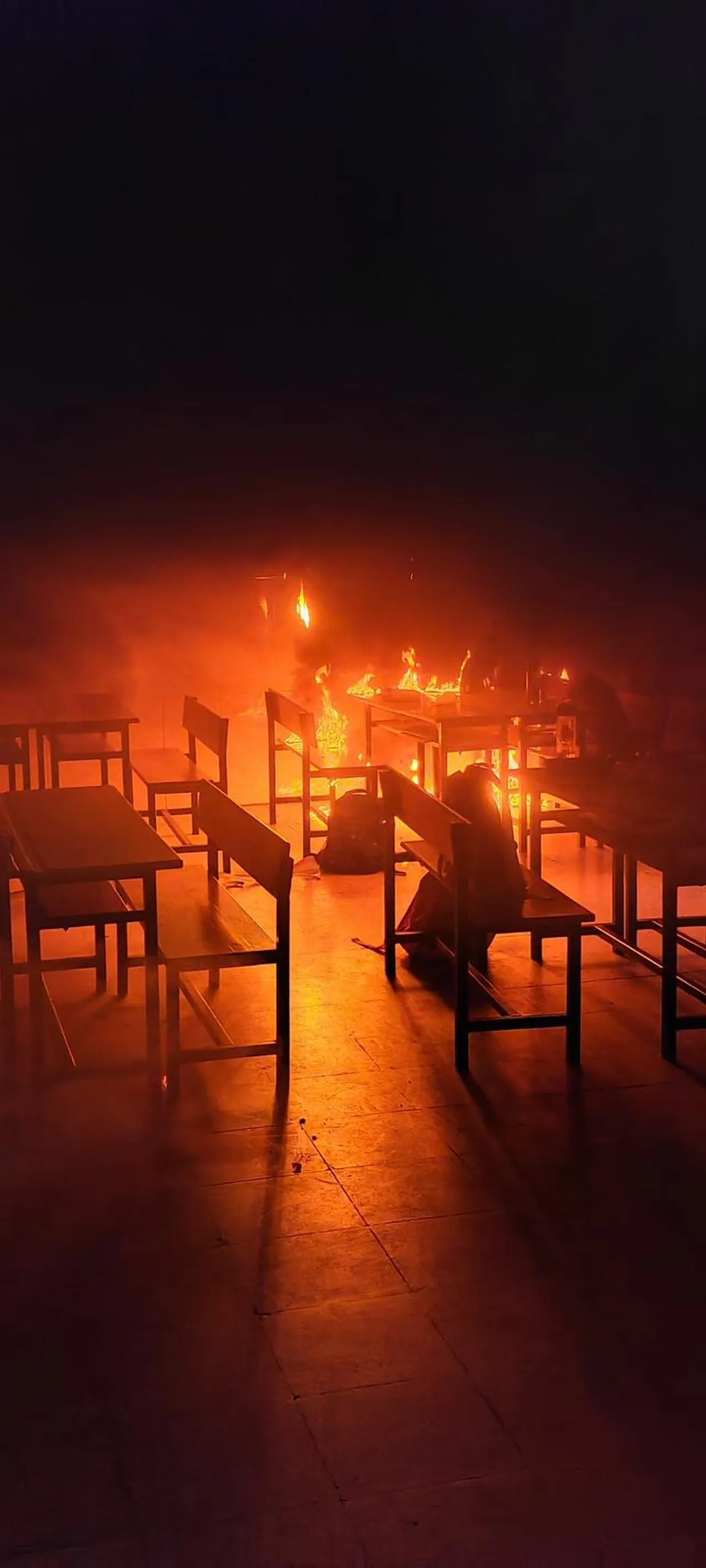 İlkokulda korku dolu anlar! Yangın çıktı, yüzlerce öğrenci ölümden döndü