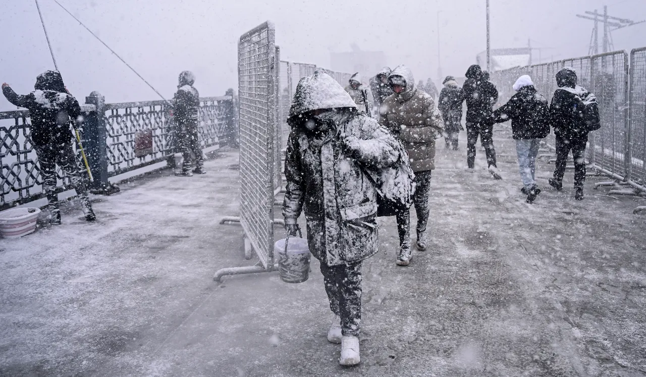 İstanbula yeniden kar yağacak! 2. soğuk hava dalgası geliyor, tarih verildi