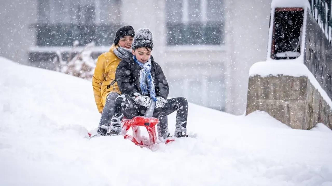 İstanbulda okullar tatil mi son dakika? 5 Ocak İstanbul Valiliği kararı heyecanla bekleniyor!