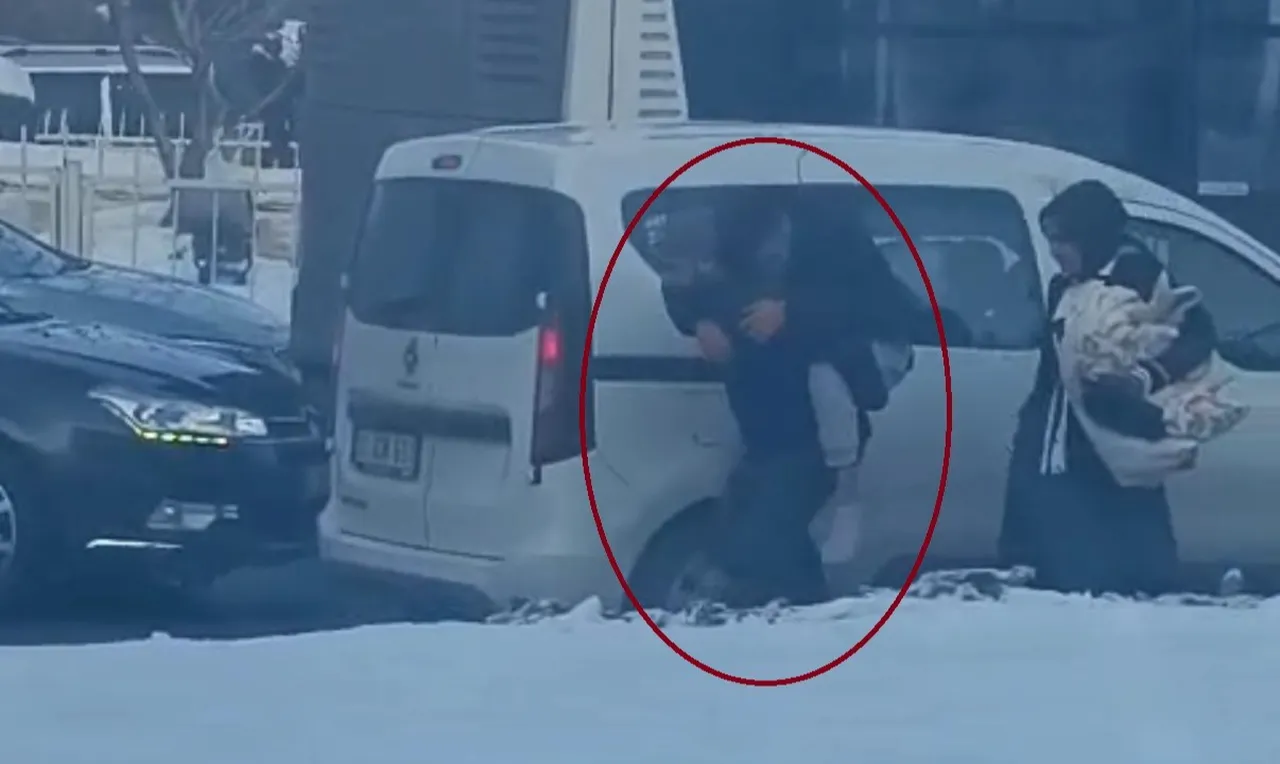 Kar yağışı ulaşımı durdurdu, hastayı sırtında taşıdı