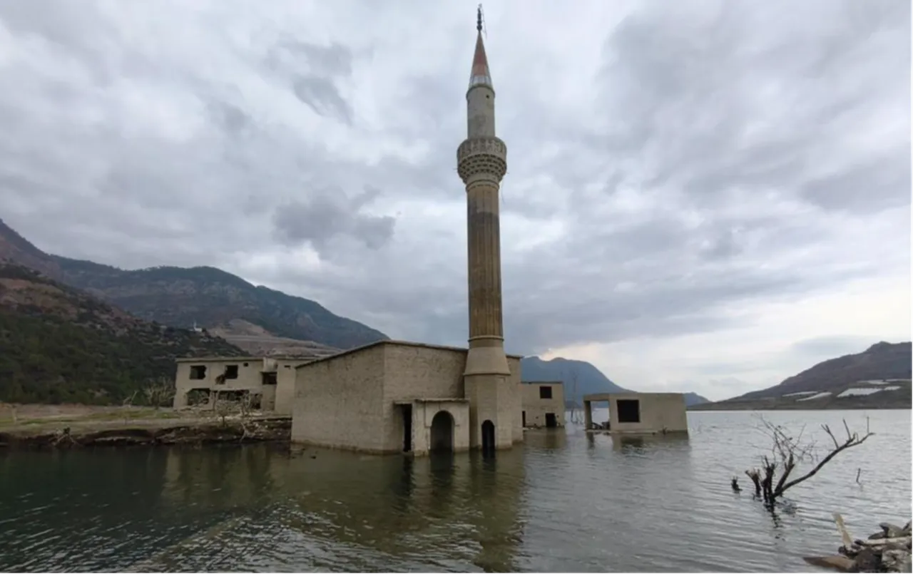 Köy sular altına gömüldü, geriye bir minare kaldı