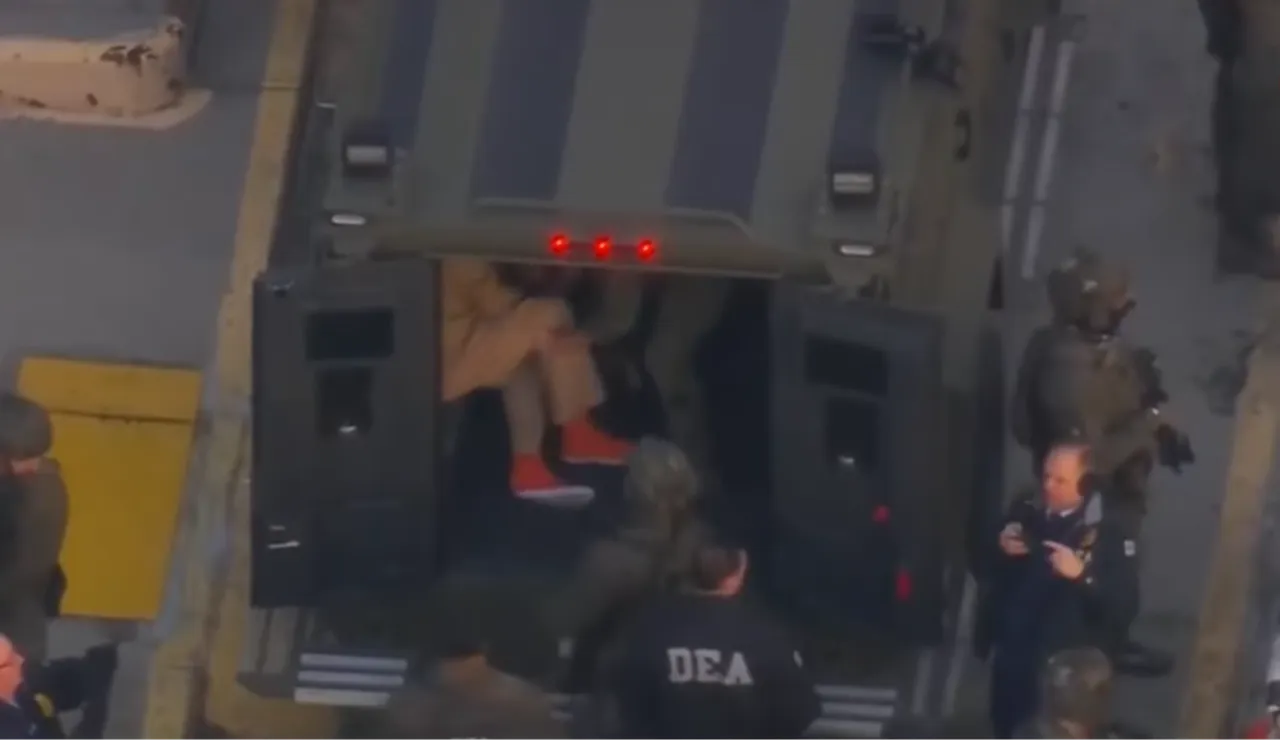 ABD operasyonuyla yakalanarak ABD'ye getirilen Venezuela Devlet Başkanı Nicolas Maduro, kelepçeli bir şekilde mahkemeye götürülüyor